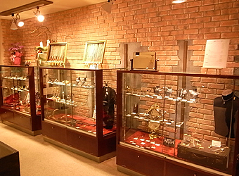 Fortunate Gift Jewelry�@���c�X�@�E�@�̔��X�l���ē��@�W���G���[�E�V���o�[�A�N�Z�T���[�V���b�vMark Brothers